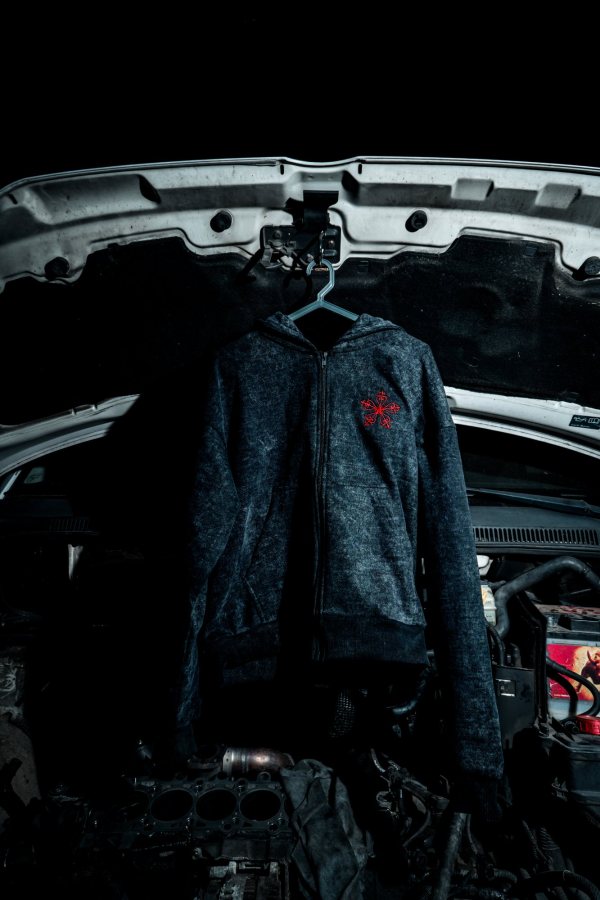 Hoodie lavado com estrela bordada — sessão “motor aberto”.