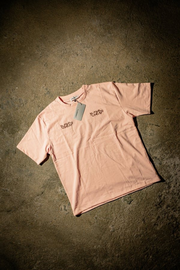 T-shirt rosa com logótipo bordado.